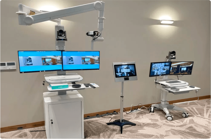 Медицинское оборудование, подключённое к видеосвязи для удалённой диагностики и консультаций